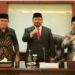 (kiri-kanan): Menteri Agama 2019-2020 Fachrul Razi, Menteri Agama Yaqut Cholil Qoumas dan Wakil Menteri Agama Zainut Tauhid Saadi di sela serah terima jabatan di Kementerian Agama, Jakarta, Rabu (23/12/2020). (ANT/Kementerian Agama)