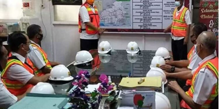 Kepala Dinas PUPR Kalimantan Tengah Shalahuddin saat memimpin rapat pemantapan kesiapan Posko Siaga Jalur Jalan menyambut Natal 2020 dan Tahun Baru 2021 di Palangka Raya, Rabu (23/12/2020). (ANT/IST)