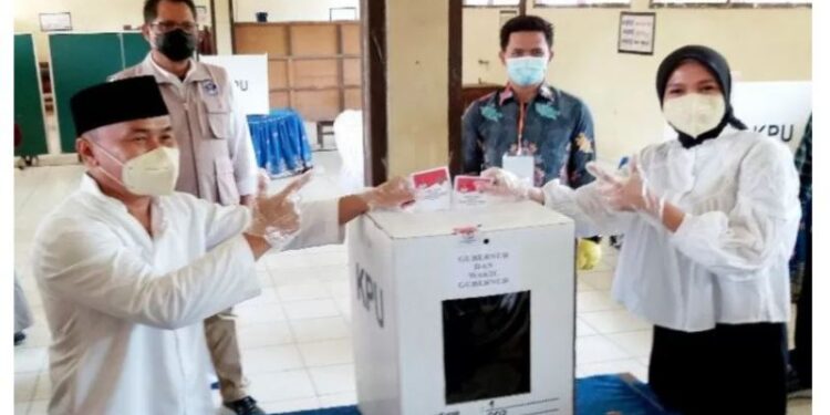 Gubernur Kalteng Sugianto Sabran dan istri sesaat sebelum memasukkan surat suara usai menyalurkan hak pilihnya di Palangka Raya, Rabu, (9/12/2020). (ANT)