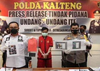Direktur Reserse Kriminal Khusus Polda Kalteng (kiri) didampingi Kabid Humas Polda Kalteng Kombes Pol Hendra Rochmawan menunjukkan postingan ujaran kebencian yang dilakukan oleh tersangka FA melalui media sosial yang dikelola yang bersangkutan pada saat jumpa pers di Palangka Raya, Rabu (23/12/2020). (ANT/IST)