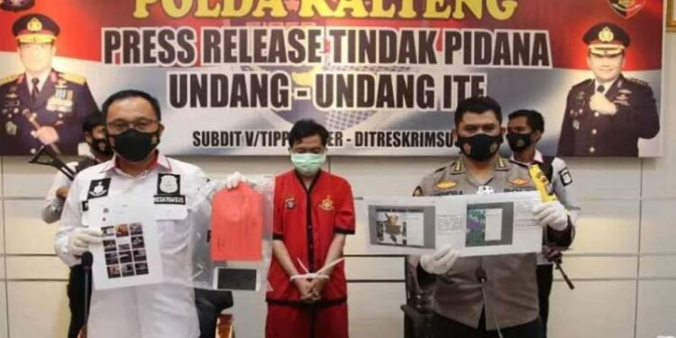 Direktur Reserse Kriminal Khusus Polda Kalteng (kiri) didampingi Kabid Humas Polda Kalteng Kombes Pol Hendra Rochmawan menunjukkan postingan ujaran kebencian yang dilakukan oleh tersangka FA melalui media sosial yang dikelola yang bersangkutan pada saat jumpa pers di Palangka Raya, Rabu (23/12/2020). (ANT/IST)
