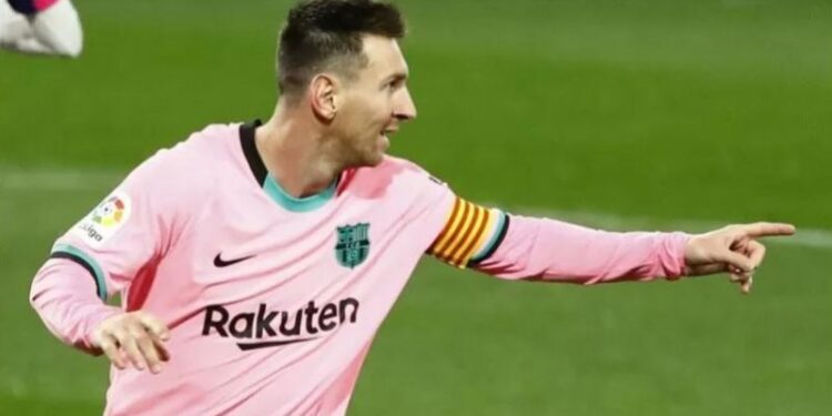 Megabintang Barcelona Lionel Messi merayakan golnya ke gawang Valladolid dalam lanjutan Liga Spanyol di Stadion Jose Zorrilla, Valladolid, Spanyol, Selasa (22/12/2020) waktu setempat. (Foto: ANT/REUTERS/Juan Medina)