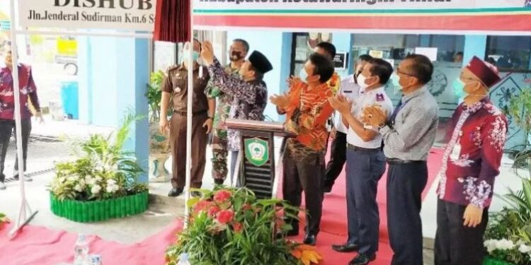 Wakil Bupati Muhammad Taufiq Mukri meresmikan Unit Pelayanan Kas Dinas Perhubungan Kotawaringin Timur, Rabu (23/12/2020). (ANT)