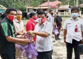 Bupati Bartim Ampera AY Mebas menyerahkan secara simbolis paket bingkisan kasih Natal 2020 di Tamiang Layang, Rabu (23/12/2020). (ANT/IST)