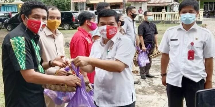 Bupati Bartim Ampera AY Mebas menyerahkan secara simbolis paket bingkisan kasih Natal 2020 di Tamiang Layang, Rabu (23/12/2020). (ANT/IST)