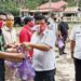 Bupati Bartim Ampera AY Mebas menyerahkan secara simbolis paket bingkisan kasih Natal 2020 di Tamiang Layang, Rabu (23/12/2020). (ANT/IST)