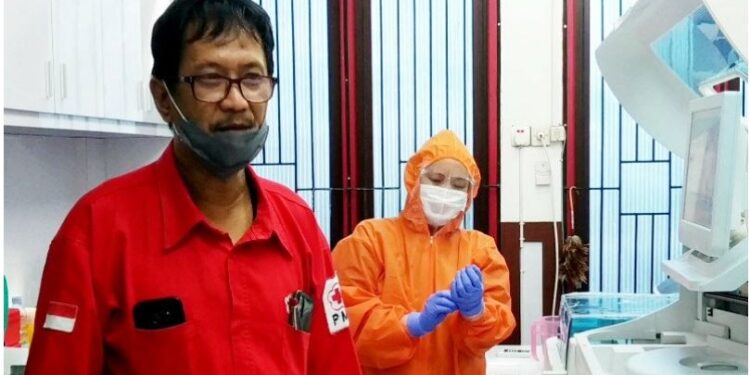 Kepala Unit Donor Darah PMI Kotawaringin Timur, dr Yuendri Irawanto saat menjelaskan teknis pemeriksaan cepat dengan metode ECLIA yang mereka gunakan, Rabu (15/7/2020) lalu. (ANT)