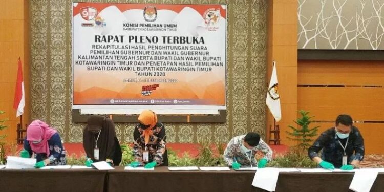 Lima komisioner KPU Kabupaten Kotawaringin Timur menandatangani berita acara penetapan rekapitulasi hasil penghitungan suara pemilihan Bupati dan Wakil Bupati Kotawaringin Timur saat rapat pleno, Selasa (15/12/2020) malam. (ANT)