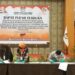 Lima komisioner KPU Kabupaten Kotawaringin Timur menandatangani berita acara penetapan rekapitulasi hasil penghitungan suara pemilihan Bupati dan Wakil Bupati Kotawaringin Timur saat rapat pleno, Selasa (15/12/2020) malam. (ANT)