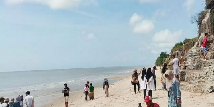 Wisatawan memadati lokasi baru pantai di perbatasan Kabupaten Kotawaringin Timur dan Seruyan yang banyak disebut dengan nama Pantai Gaul, Minggu (27/12/2020). (ANT/IST)