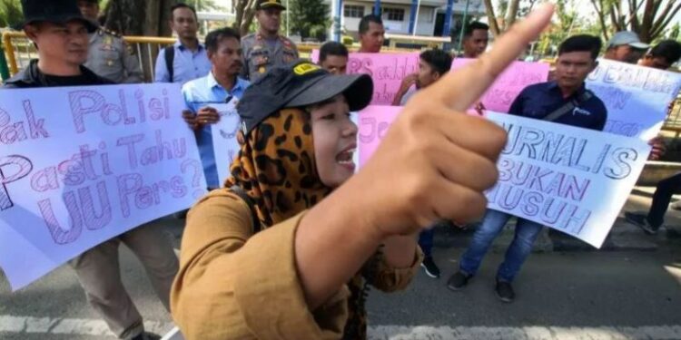 Sejumlah wartawan membentang poster dan berorasi ketika berunjuk rasa sebagai aksi solidaritas atas tindak kekerasan terhadap jurnalis akibat pemberitaan, di Lhokseumawe, Aceh. Rabu (15/1/2020). (ANT)