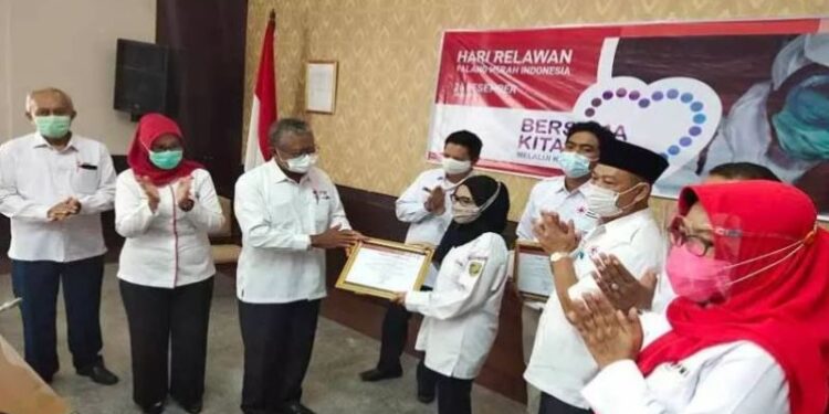 Pengurus PMI (tiga kri) menyerahkan sertifikat penghargaan kepada relawan PMI Kota Palangka Raya di Gedung DPRD Kalteng di Palangka Raya, Senin (28/12/2020). (ANT)