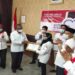 Pengurus PMI (tiga kri) menyerahkan sertifikat penghargaan kepada relawan PMI Kota Palangka Raya di Gedung DPRD Kalteng di Palangka Raya, Senin (28/12/2020). (ANT)