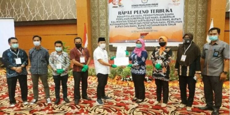 Sekretaris Tim Pemenangan HARATI, Gahara menerima berita acara rekapitulasi hasil penghitungan suara pemilihan Bupati dan Wakil Bupati Kotawaringin Timur dari Ketua KPU Kotawaringin Timur, Siti Fathonah Purnaningsih, Selasa (15/12/2020) malam. (ANT)