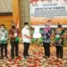 Sekretaris Tim Pemenangan HARATI, Gahara menerima berita acara rekapitulasi hasil penghitungan suara pemilihan Bupati dan Wakil Bupati Kotawaringin Timur dari Ketua KPU Kotawaringin Timur, Siti Fathonah Purnaningsih, Selasa (15/12/2020) malam. (ANT)