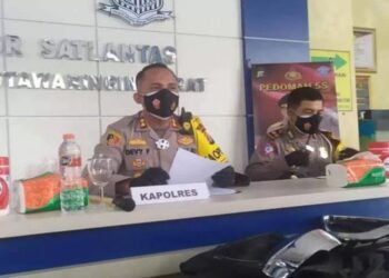 Kapolres Kobar AKBP Devy Firmansyah didampingi Kasatlantas AKP Feriza Winanda Lubis saat memberikan keterangan pers terkait insiden tabrak. Mako Satlantas Polres Kobar, Senin. (ANT)