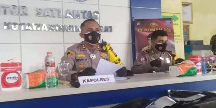 Kapolres Kobar AKBP Devy Firmansyah didampingi Kasatlantas AKP Feriza Winanda Lubis saat memberikan keterangan pers terkait insiden tabrak. Mako Satlantas Polres Kobar, Senin. (ANT)