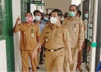 Bupati Bartim Ampera AY Mebas melakukan pengecekan bangunan baru Puskesmas Bentot yang diresmikan Senin (28/12/2020) kemarin. (ANT/IST)