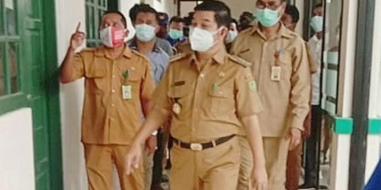 Bupati Bartim Ampera AY Mebas melakukan pengecekan bangunan baru Puskesmas Bentot yang diresmikan Senin (28/12/2020) kemarin. (ANT/IST)