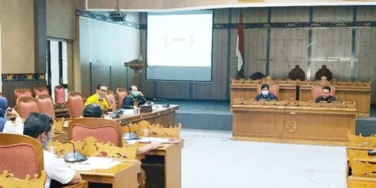 Ketua Komisi IV DPRD Kotawaringin Timur Dadang H Syamsu didampingi Wakil Ketua Komisi IV, H Ary Dewar saat rapat membahas tata ruang dengan mengundang pimpinan perusahaan besar swasta, Selasa (29/12/2020). (ANT)