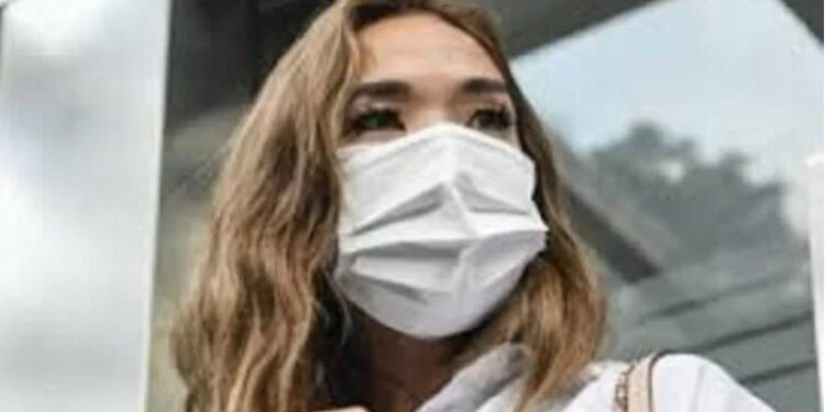 Artis Gisella Anastasia meninggalkan Gedung Ditkrimsus Mapolda Metro Jaya, Jakarta, Selasa (17/11/2020). Artis yang akrab dipanggil Gisel itu diperiksa pihak Kepolisian terkait video asusila yang mirip dirinya. (ANT)