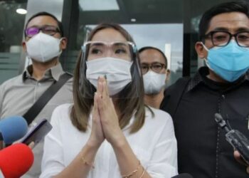Artis Gisella Anastasia (kiri) didampingi kuasa hukumnya Sandy Arifin (kanan) menjawab pertanyaan wartawan usai diperiksa di Gedung Ditkrimsus Mapolda Metro Jaya, Jakarta, Rabu (23/12/2020). Artis Gisella Anastasia menjalani pemeriksaan tambahan sebagai saksi selama 4,5 jam atas video asusila yang mirip dirinya. (ANT)