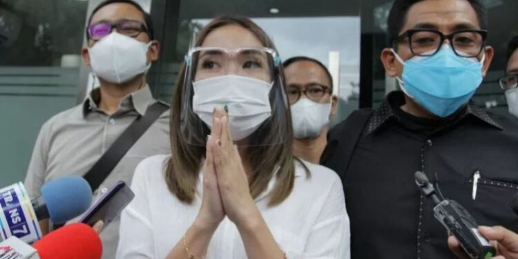 Artis Gisella Anastasia (kiri) didampingi kuasa hukumnya Sandy Arifin (kanan) menjawab pertanyaan wartawan usai diperiksa di Gedung Ditkrimsus Mapolda Metro Jaya, Jakarta, Rabu (23/12/2020). Artis Gisella Anastasia menjalani pemeriksaan tambahan sebagai saksi selama 4,5 jam atas video asusila yang mirip dirinya. (ANT)