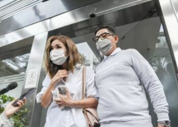 Artis Gisella Anastasia (kiri) didampingi kuasa hukumnya Sandy Arifin dicecar pertanyaan oleh wartawan usai diperiksa di Gedung Ditkrimsus Mapolda Metro Jaya, Jakarta, Selasa (17/11/2020). (ANT)