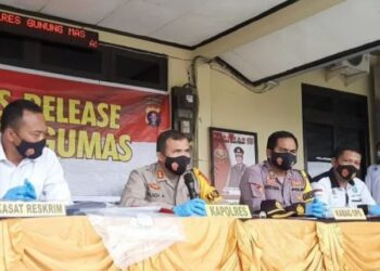 (Dari kiri) Kasat Reskrim Polres Gumas AKP Afif Hasan, Kapolres Gumas AKBP Rudi Asriman, Kabag Ops Polres Gumas AKP Aries Nugroho, dan Kasat Narkoba Polres Gumas Ipda Budi Utomo saat jumpa pers di Kuala Kurun, Selasa (29/12/2020). (ANTARA/Chandra)