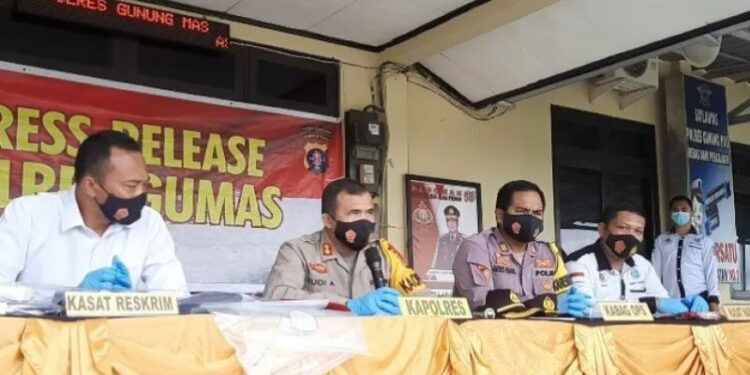 (Dari kiri) Kasat Reskrim Polres Gumas AKP Afif Hasan, Kapolres Gumas AKBP Rudi Asriman, Kabag Ops Polres Gumas AKP Aries Nugroho, dan Kasat Narkoba Polres Gumas Ipda Budi Utomo saat jumpa pers di Kuala Kurun, Selasa (29/12/2020). (ANTARA/Chandra)