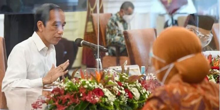 Presiden Joko Widodo berbicara dalam rapat terbatas dengan topik "Persiapan Penyaluran Bantuan Sosial Tahun 2021" di Istana Merdeka Jakarta, Selasa (29/12/2020). (ANT/IST)