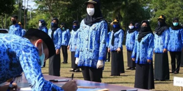 Ilustrasi - Pegawai Negeri Sipil saat mengikuti apel di halaman Kantor Wali Kota Palangka Raya (ANT)