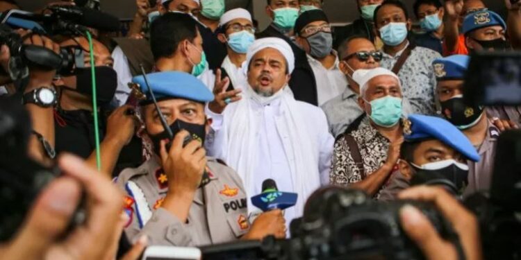 Imam Besar Front Pembela Islam (FPI) Habib Rizieq Shihab (tengah) bersiap menjalani pemeriksaan di Mapolda Metro Jaya, Jakarta, Sabtu (12/12/2020). (ANT)