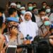 Imam Besar Front Pembela Islam (FPI) Habib Rizieq Shihab (tengah) bersiap menjalani pemeriksaan di Mapolda Metro Jaya, Jakarta, Sabtu (12/12/2020). (ANT)