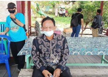 Ketua Komisi I DPRD Barito Selatan, H Raden Sudarto menghadiri acara serah terima kapal susur dari pihak ketiga kepada Pemkab Barsel di Desa Sanggu, Kecamatan Dusun Selatan, Selasa sore (29/12/2020). (ANT)