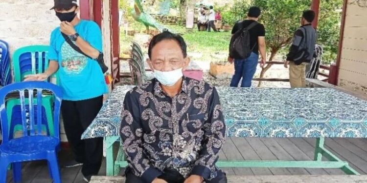 Ketua Komisi I DPRD Barito Selatan, H Raden Sudarto menghadiri acara serah terima kapal susur dari pihak ketiga kepada Pemkab Barsel di Desa Sanggu, Kecamatan Dusun Selatan, Selasa sore (29/12/2020). (ANT)