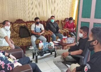 Saksi tim Ben-Ujang saat menyampaikan laporan ke Bawaslu Barito Selatan terkait dugaan pelanggaran pilkada di Buntok, Selasa (15/12/2020). (ANT)