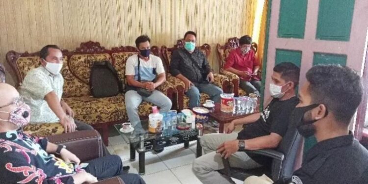 Saksi tim Ben-Ujang saat menyampaikan laporan ke Bawaslu Barito Selatan terkait dugaan pelanggaran pilkada di Buntok, Selasa (15/12/2020). (ANT)