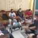 Saksi tim Ben-Ujang saat menyampaikan laporan ke Bawaslu Barito Selatan terkait dugaan pelanggaran pilkada di Buntok, Selasa (15/12/2020). (ANT)