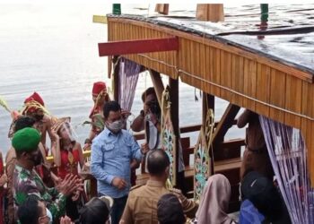 Bupati Barito Selatan H Eddy Raya Samsuri saat diwawancarai wartawan pada kegiatan serahterima kapal susur dari pihak ketiga di Buntok, Selasa (29/12/2020). (ANT)