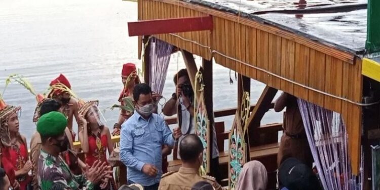 Bupati Barito Selatan H Eddy Raya Samsuri saat diwawancarai wartawan pada kegiatan serahterima kapal susur dari pihak ketiga di Buntok, Selasa (29/12/2020). (ANT)