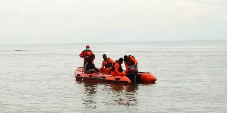 Tim Pos SAR Sampit saat menyisir Pantai Ujung Pandaran untuk mencari seorang pemancing yang hilang terseret arus, Kamis (31/12/2020). (ANT/IST)