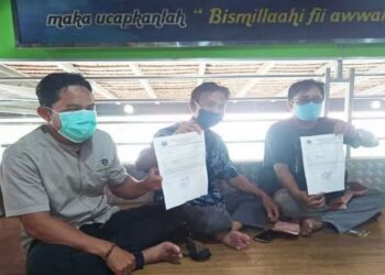 Sejumlah Ketua RT di Desa Dadahup, Kecamatan Dadahup, Kabupaten Kapuas, memperlihatkan surat bebas tugaskan oleh kepala desa setempat kepada wartawan di Kuala Kapuas, Rabu (30/12/2020). (ANT)