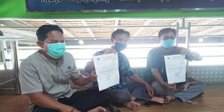 Sejumlah Ketua RT di Desa Dadahup, Kecamatan Dadahup, Kabupaten Kapuas, memperlihatkan surat bebas tugaskan oleh kepala desa setempat kepada wartawan di Kuala Kapuas, Rabu (30/12/2020). (ANT)