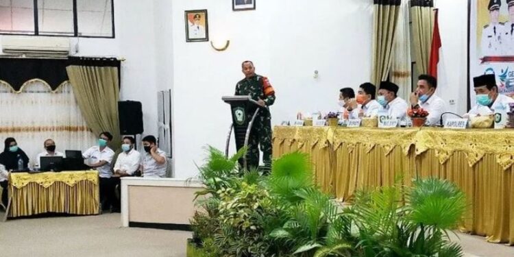 Komandan Kodim 1015/Spt Letkol Czi Akhmad Safari menyampaikan paparan saat rapat evaluasi akhir tahun 2020, Rabu (30/12/2020). (ANT)