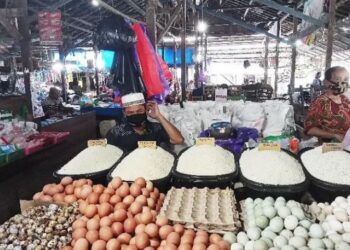 Pedagang pada pasar sayur dan ikan (SAIK) Beringin Buntok saat diwawancarai di Buntok, Rabu (30/12/2020). (ANT)