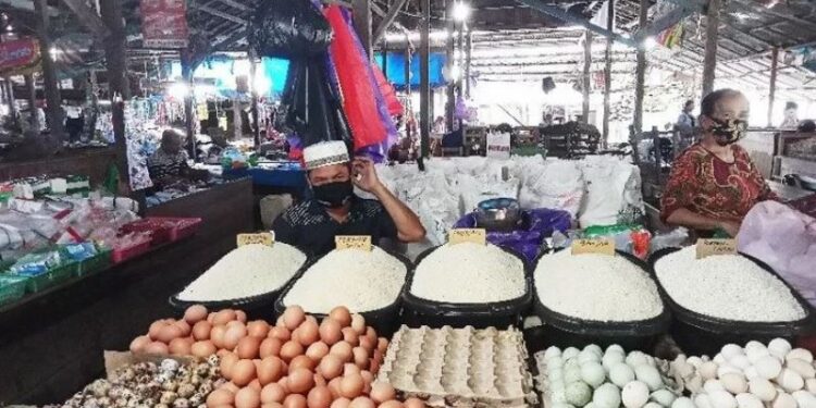 Pedagang pada pasar sayur dan ikan (SAIK) Beringin Buntok saat diwawancarai di Buntok, Rabu (30/12/2020). (ANT)