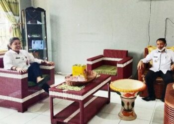 Wabup Bartim Habib Said Abdul Saleh Al Qadry berbincang dengan Kepala Dinas Koperasi dan UMKM Bartim Ina K Gandrung terkait harapan dan keinginan Bupati Bartim Ampera AY Mebas bahwa seluruh OPD harus mempunyai komitmen untuk bekerja maksimal, Rabu (30/12/2020). (ANT)