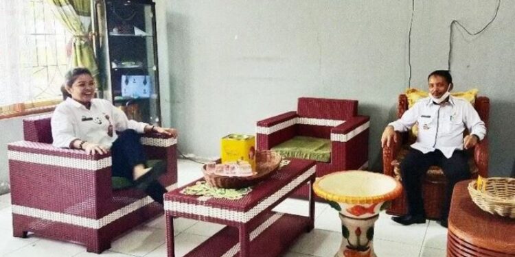 Wabup Bartim Habib Said Abdul Saleh Al Qadry berbincang dengan Kepala Dinas Koperasi dan UMKM Bartim Ina K Gandrung terkait harapan dan keinginan Bupati Bartim Ampera AY Mebas bahwa seluruh OPD harus mempunyai komitmen untuk bekerja maksimal, Rabu (30/12/2020). (ANT)