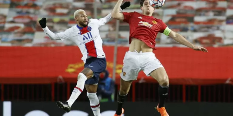 Pemain Paris St Germain Neymar (kiri) berebut bola dengan pemain Manchester United Harry Maguire pada pertandingan Liga Champions di Old Trafford, Manchester, Inggris, Kamis (3/12/2020). MU ditundukkan PSG dengan skor 1-3. ANTARA FOTO/REUTERS/Phil Noble/rwa.